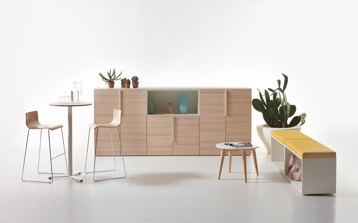 Ricostruzione di un ambiente relax con un tavolino e una panca collezione K-Word