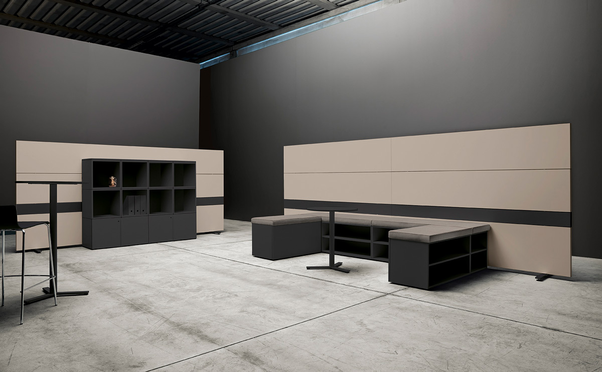 Foto di un open space nero arredato con la collezione K-Word stile lounge coffee