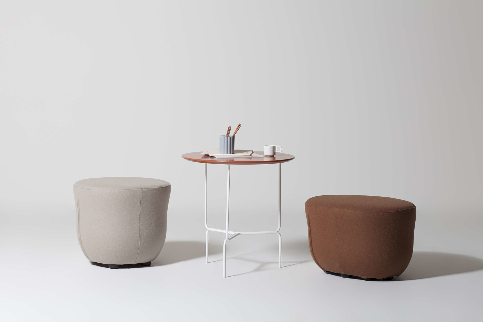 Foto con tavolino Litta e due pouf della collezione Cup