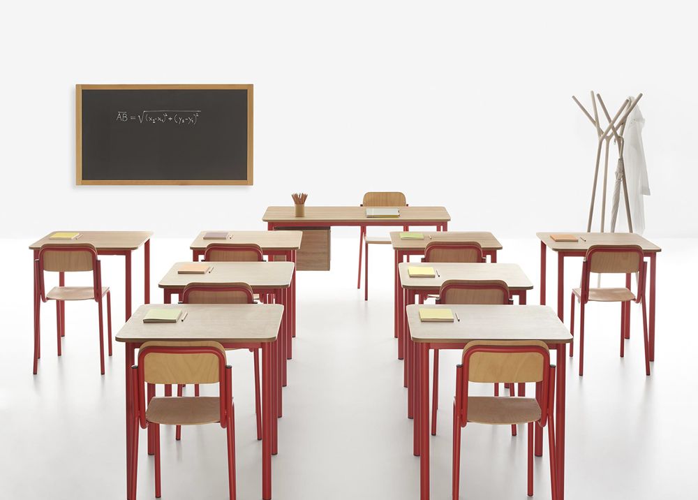 Fotografia dal fondo di una classe con banchi e cattedra della collezione Easy
