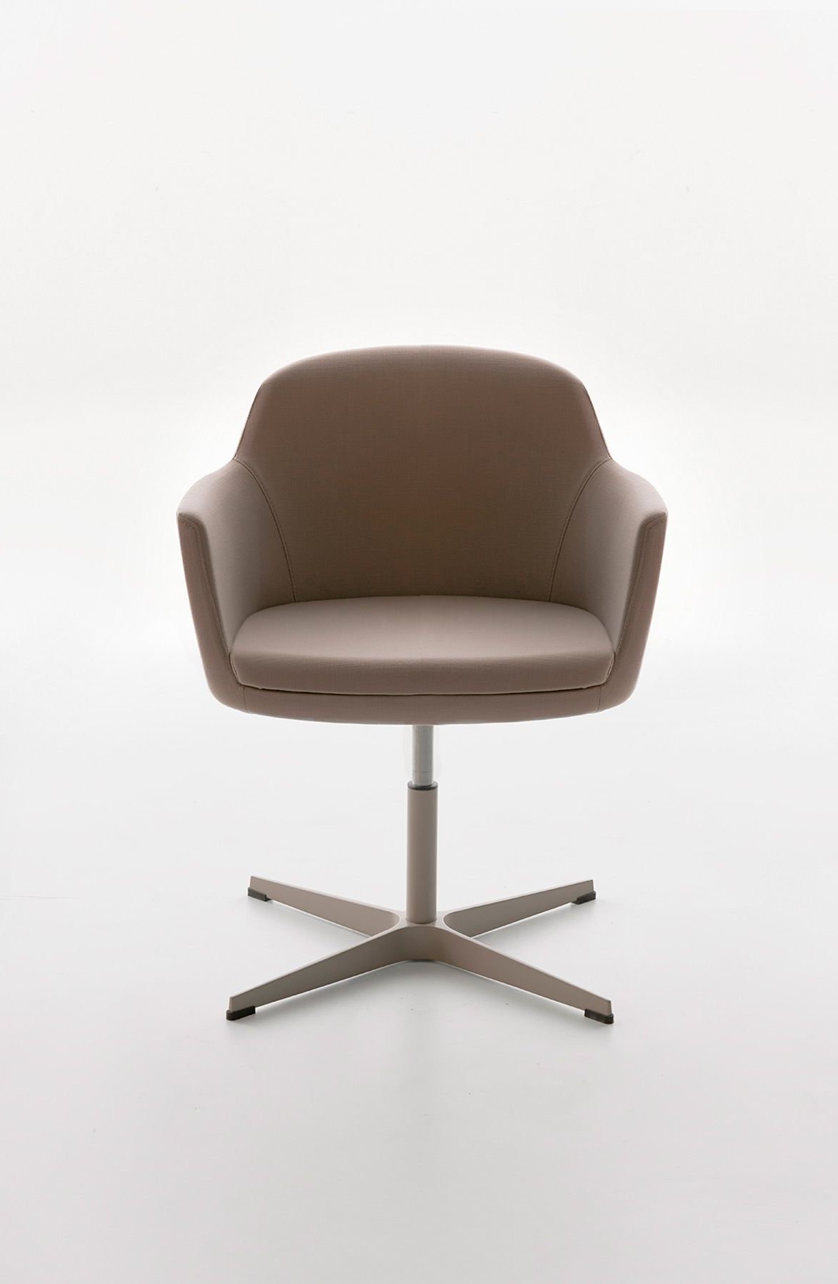 Vista frontale di una sedia rosa carne di design da lounge collezione Vogue