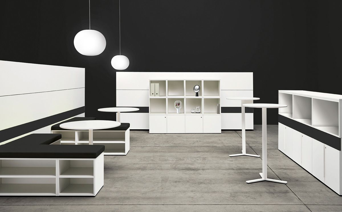 Interno di una sala nera allestita in stile lounge coffee con la collezione K-Word