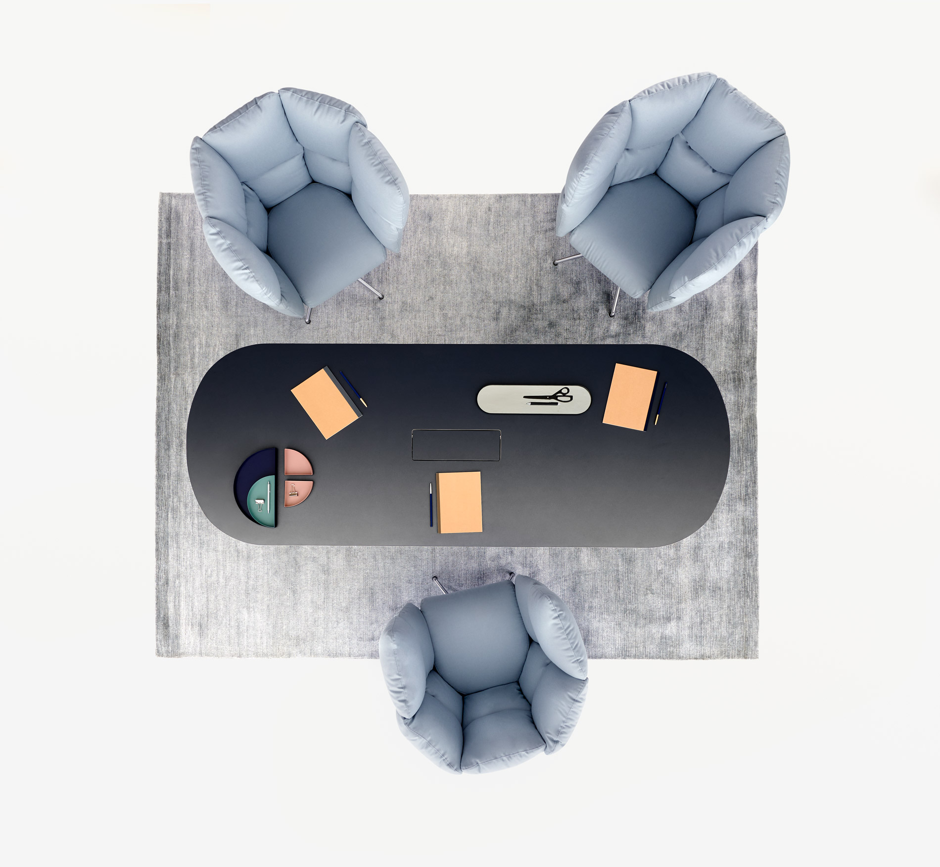 Vista dall’alto di un tavolo collezione Litta con tre poltrone di design