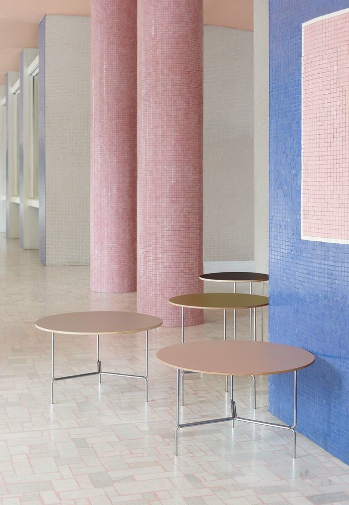Immagine di tre tavolini di design collezione Litta in un corridoio aperto