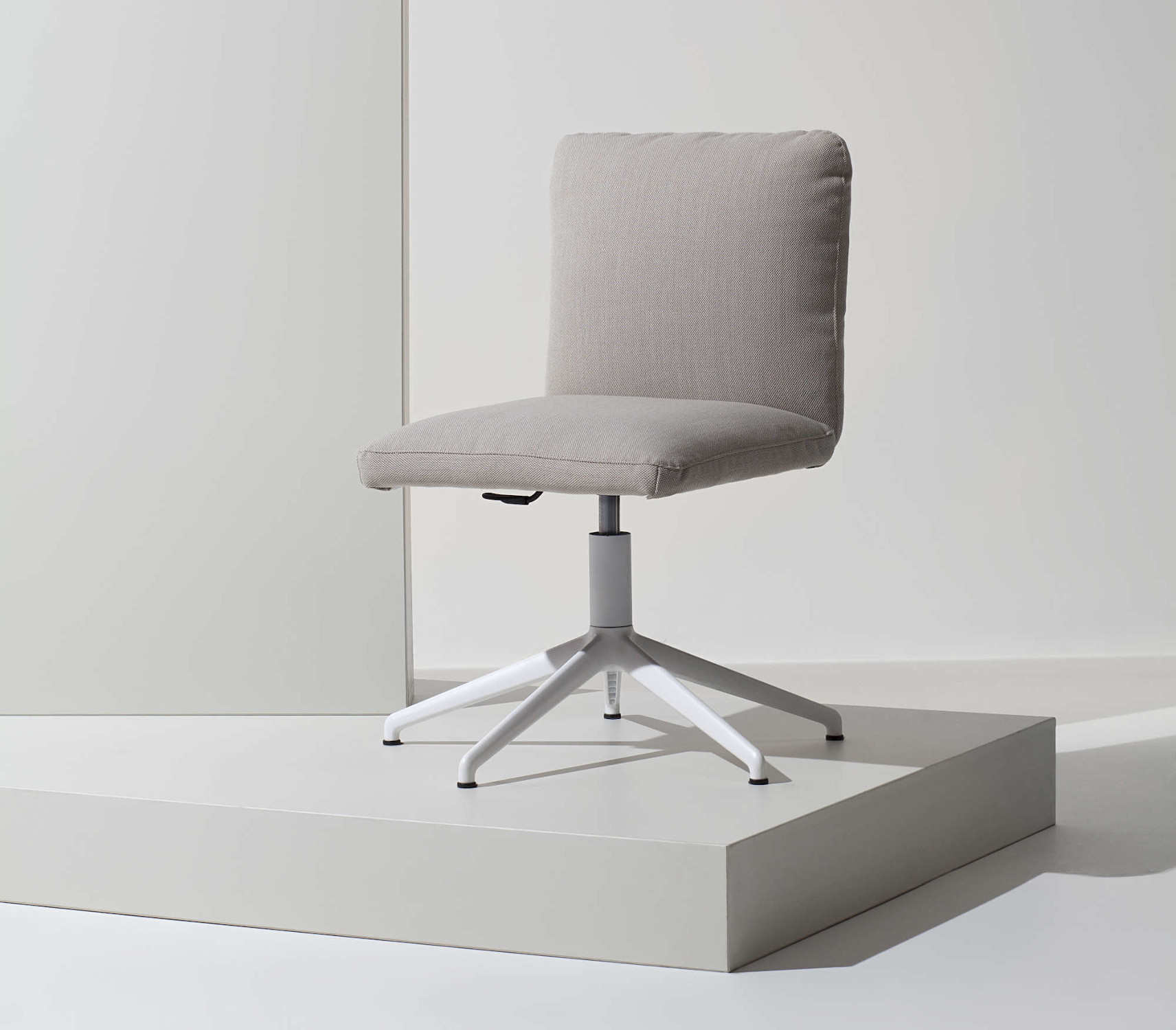 Poltroncina senza braccioli con struttura verniciata bianca