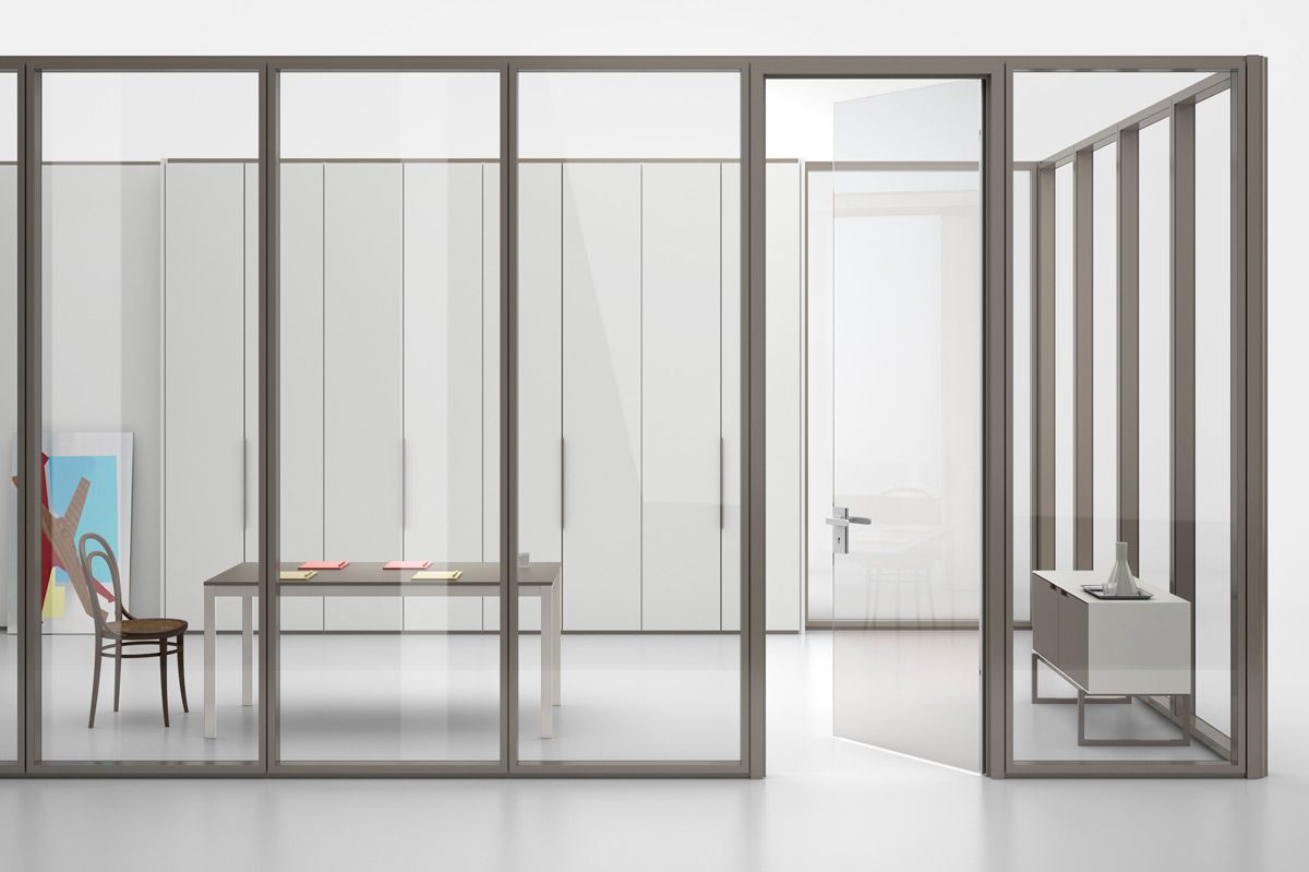 Esterno di un ufficio dal design moderno con le pareti colorate in vetro collezione Wallsystem