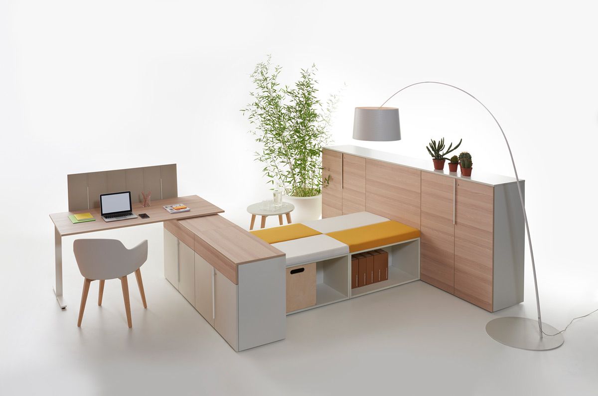 Immagine di un ufficio con scrivania in legno della collezione T-Leg