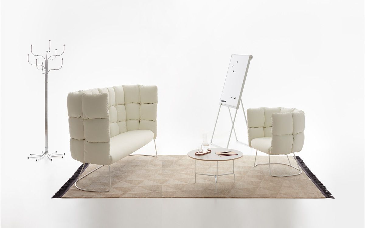 Ricostruzione di un ambiente relax con due poltrone bianche collezione Undecided