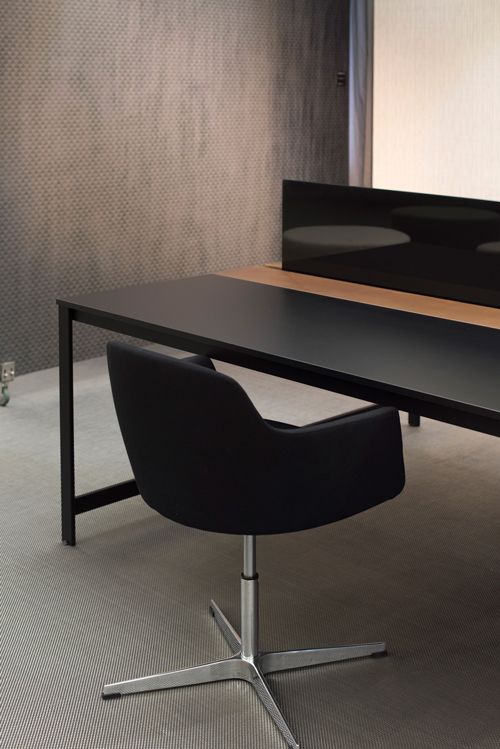 Foto di un tavolo nero con riflesso nello schermo separatore lucido collezione K-Word