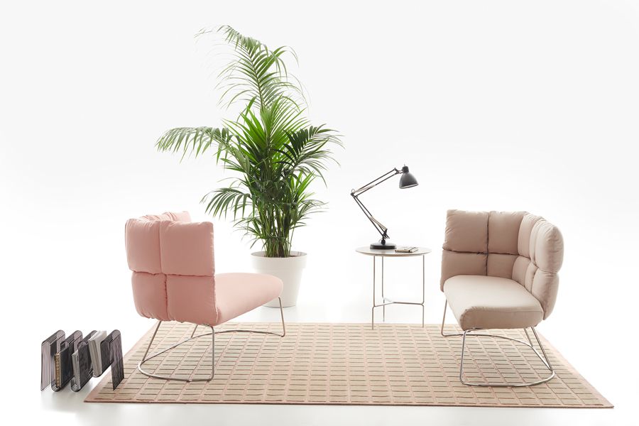 Ricostruzione di un’area lounge con due sedie di design un tavolino e una pianta