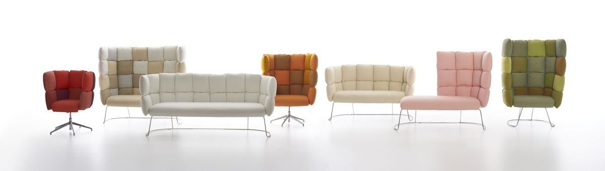 Sette articoli della collezione Undecided con colori diversi su sfondo bianco