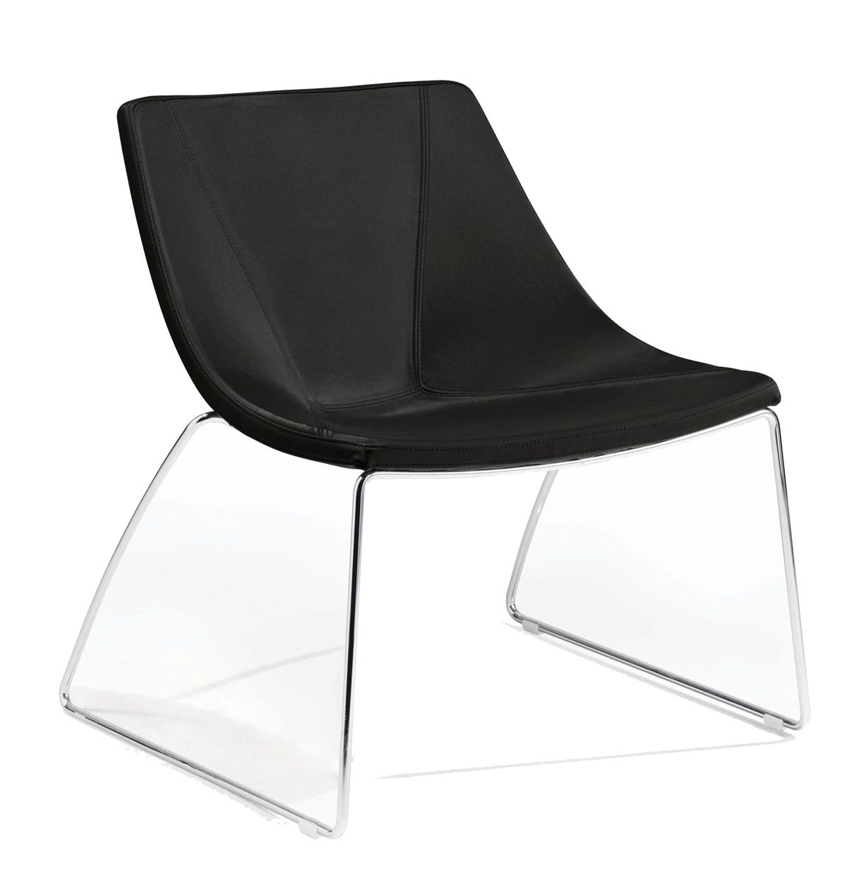 Vista di una sedia di design in pelle nera e struttura in acciaio cromato collezione Venus