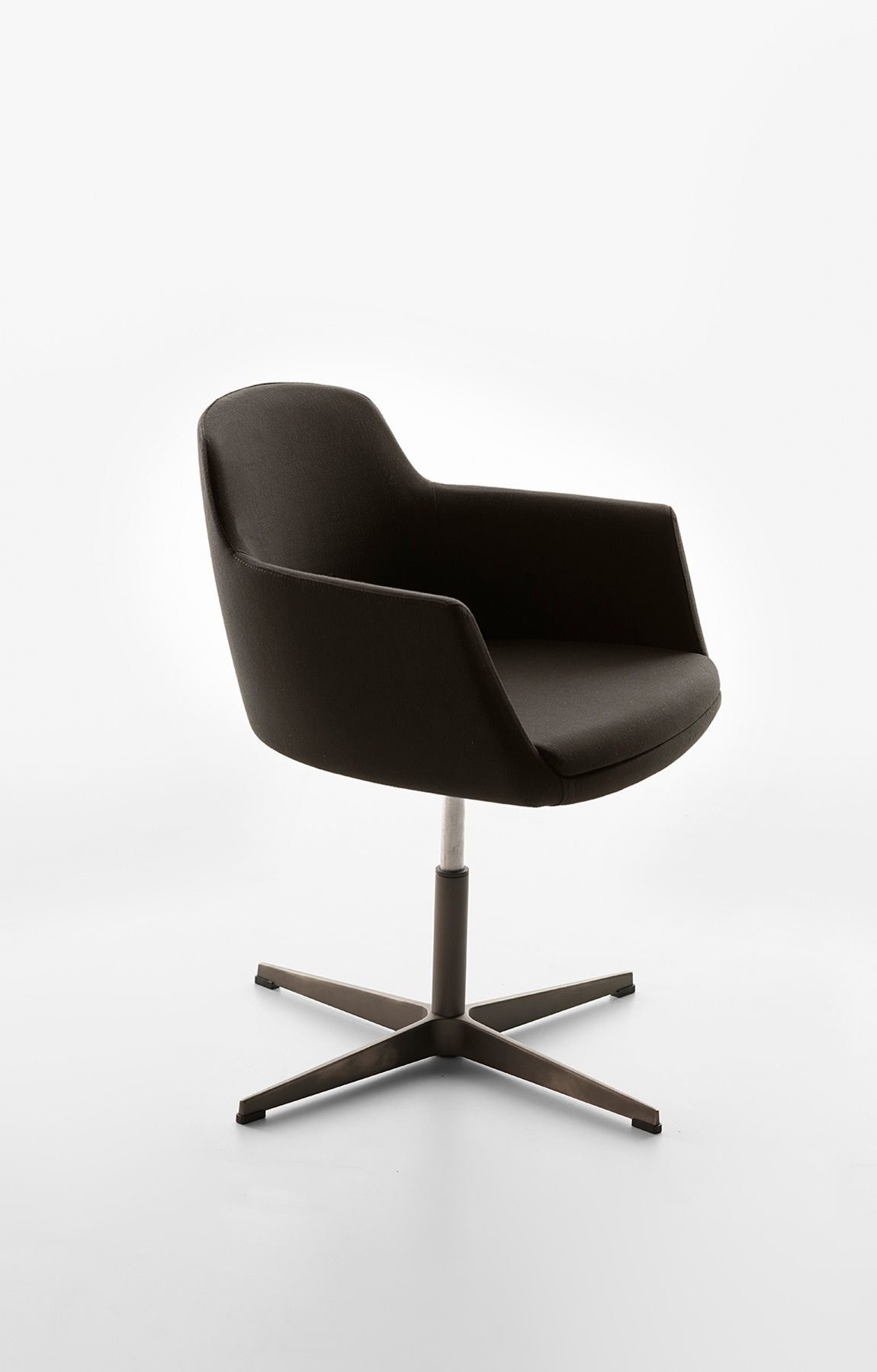 Sedia nera con rotelle collezione Vogue fotografata frontalmente