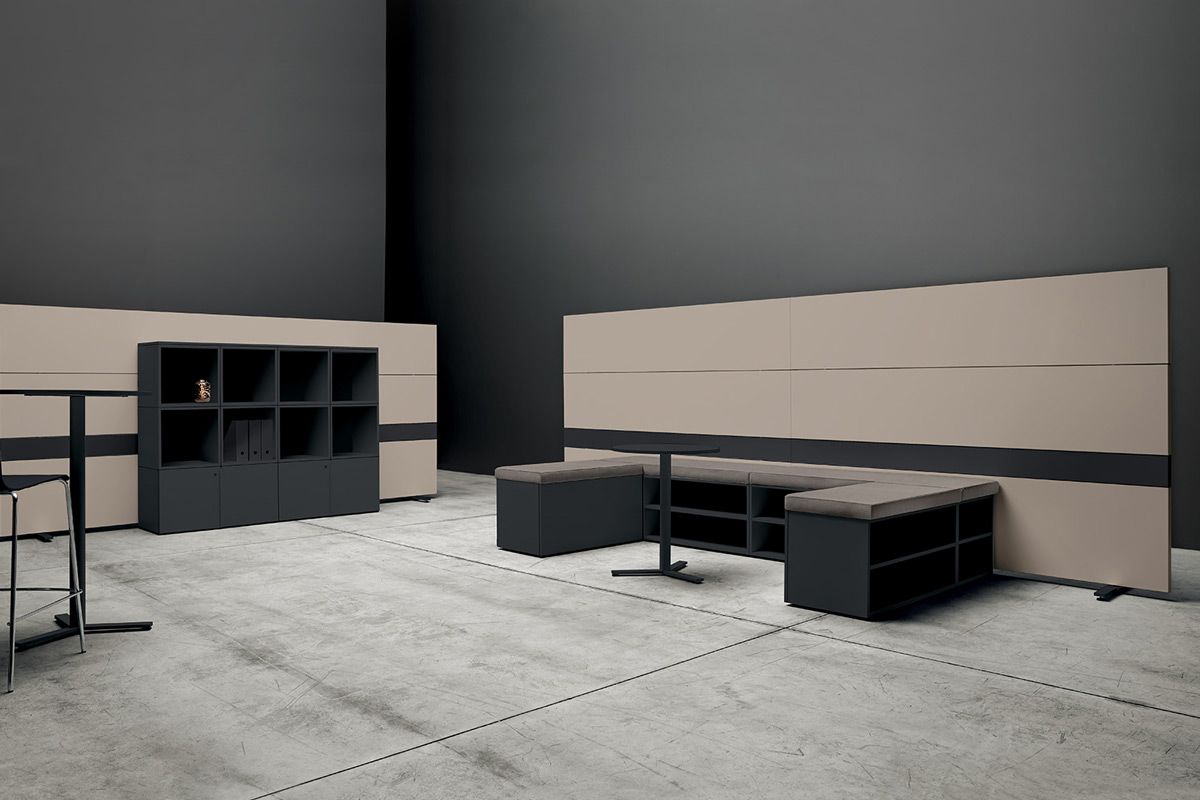 Foto di un open space nero arredato con la collezione K-Word stile lounge coffee