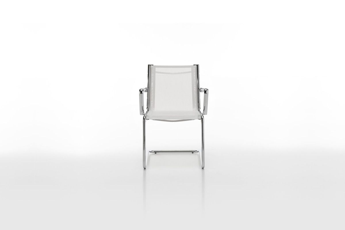 Foto frontale di una sedia di design per ufficio in acciaio cromato collezione Net