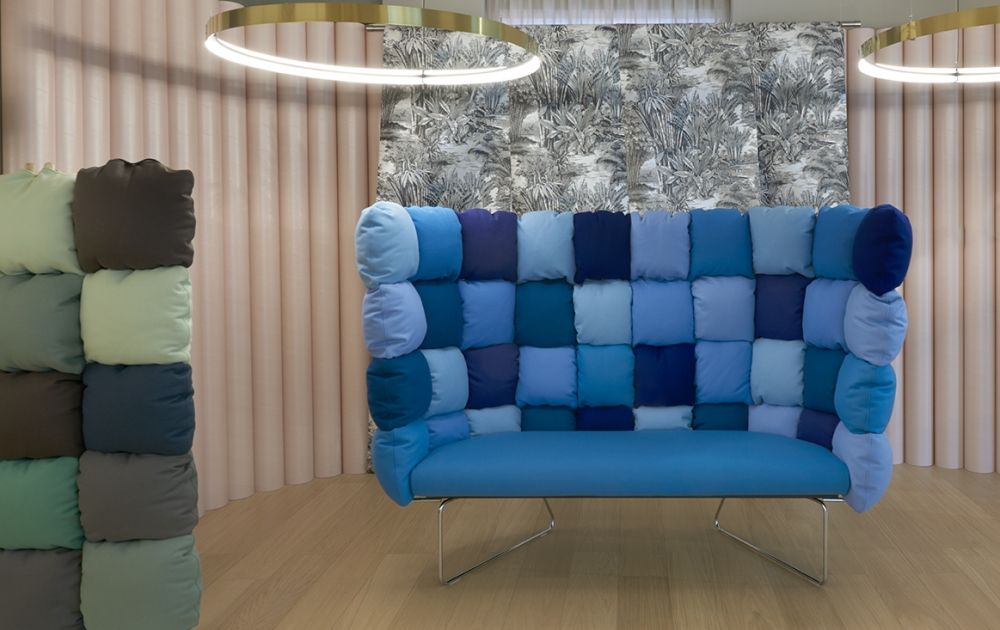 Discoloses the Undecided sofa. A comfort zone for decision makers!