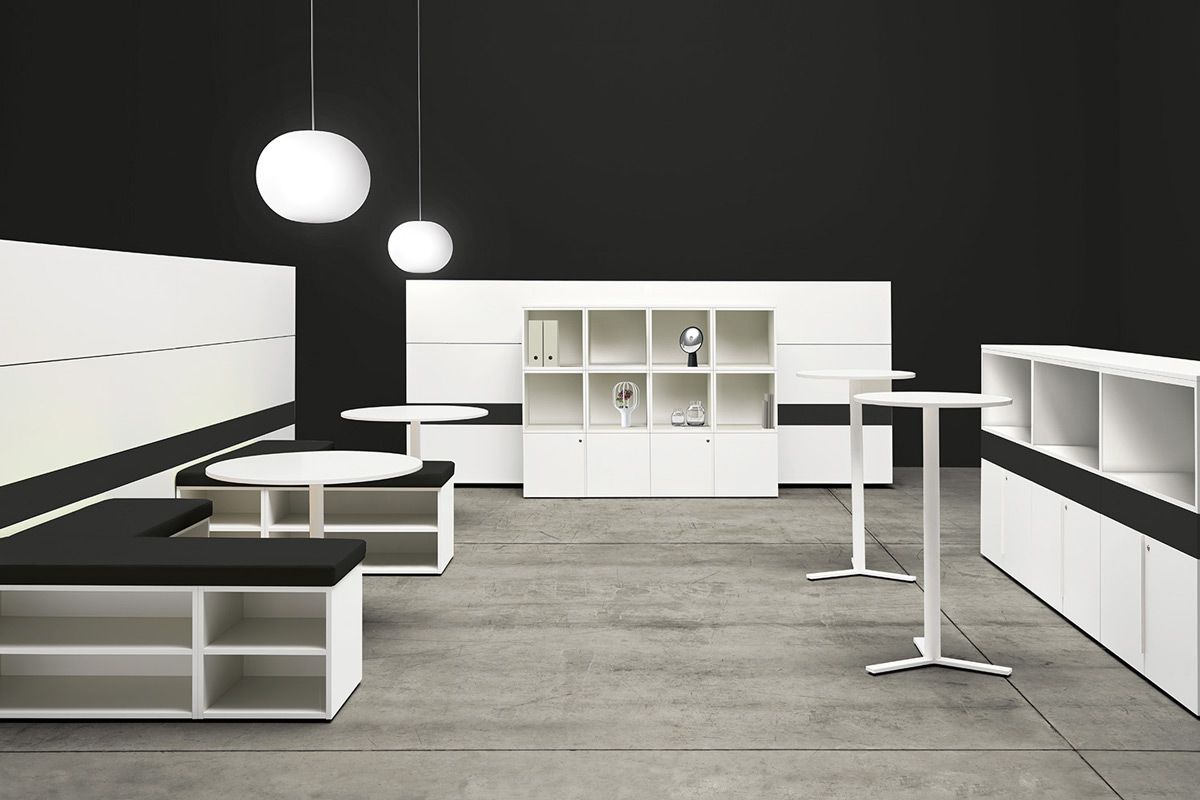 Interno di una sala nera allestita in stile lounge coffee con la collezione K-Word