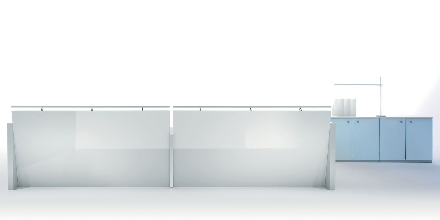 Vista interna di una sala d’attesa con un tavolo multipostazione collezione Beauty Touch