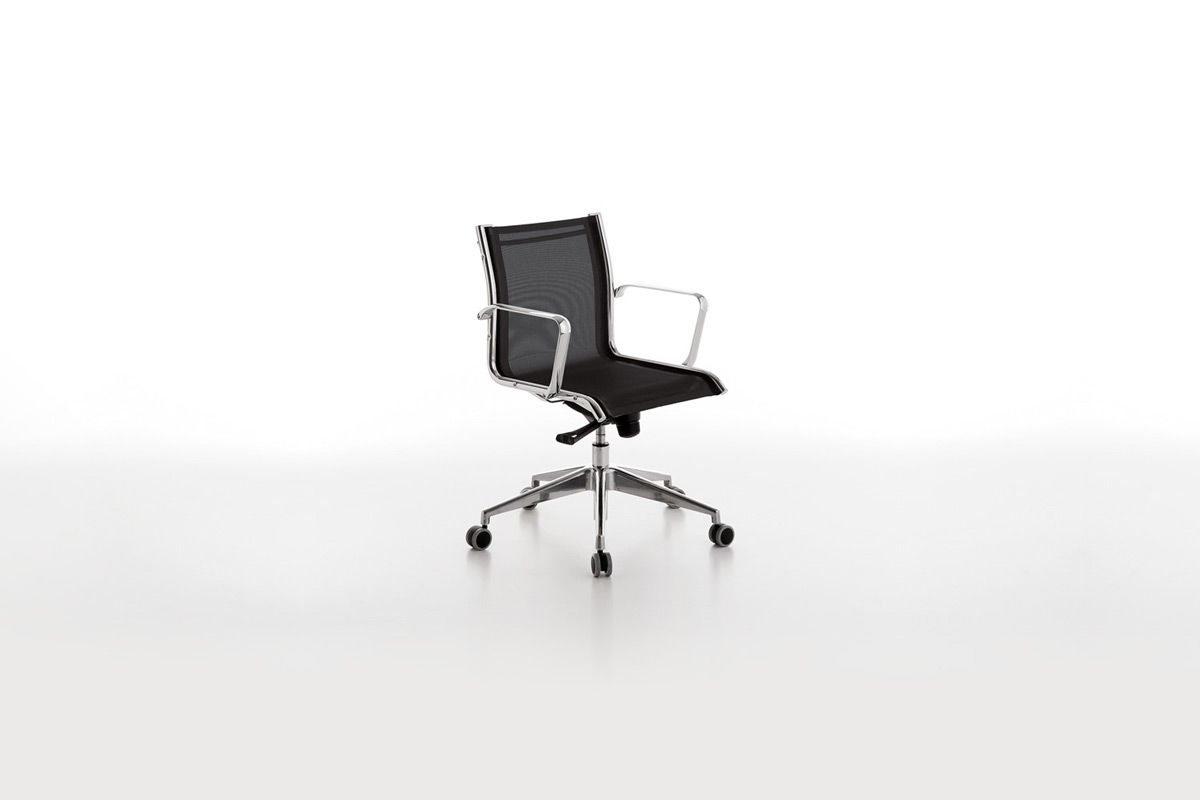 Foto still life di una sedia nera da ufficio con rotelle collezione Net