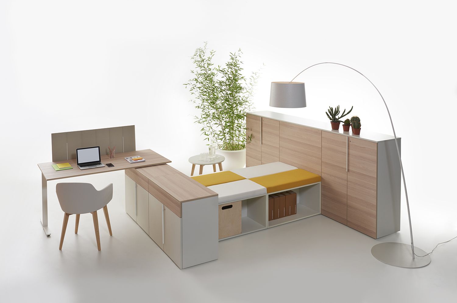 Immagine di un ufficio con scrivania in legno della collezione T-Leg