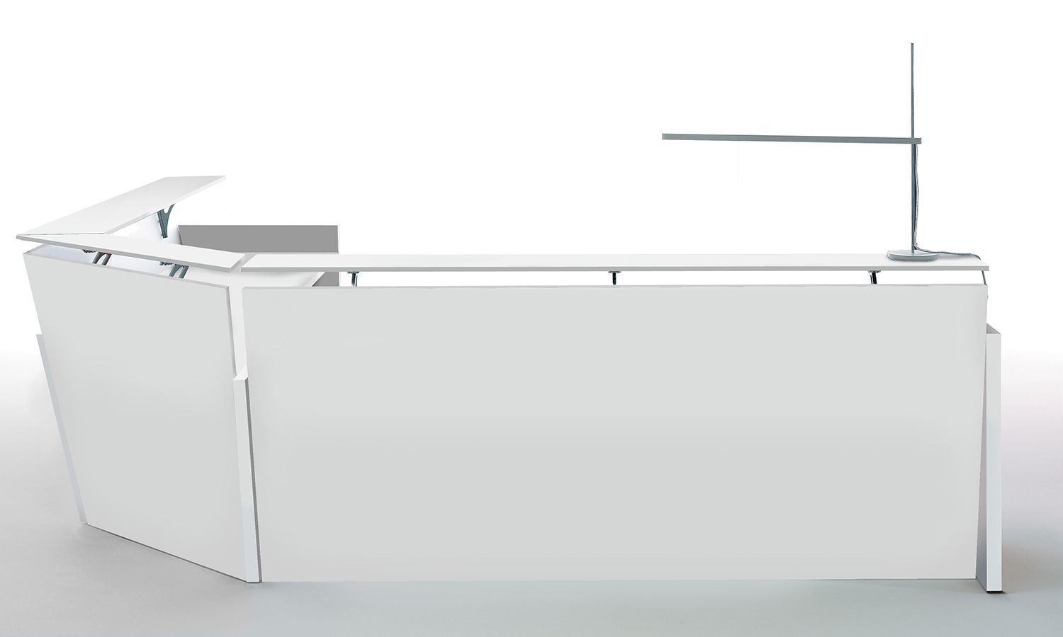 Primo piano di una scrivania semi angolare bianca di design della collezione Beauty Touch