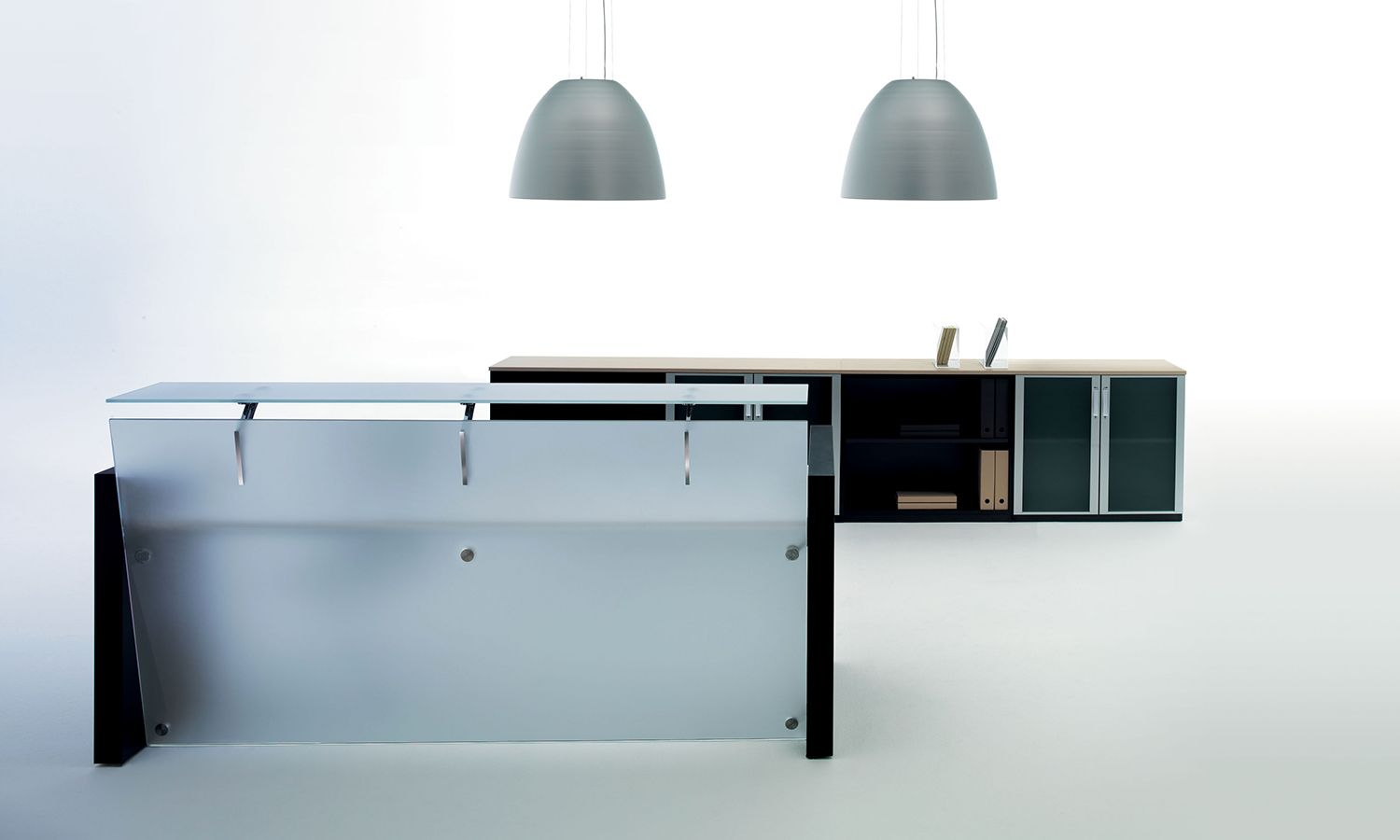 Foto di una scrivania collezione Beauty Touch e un mobile nero in secondo piano