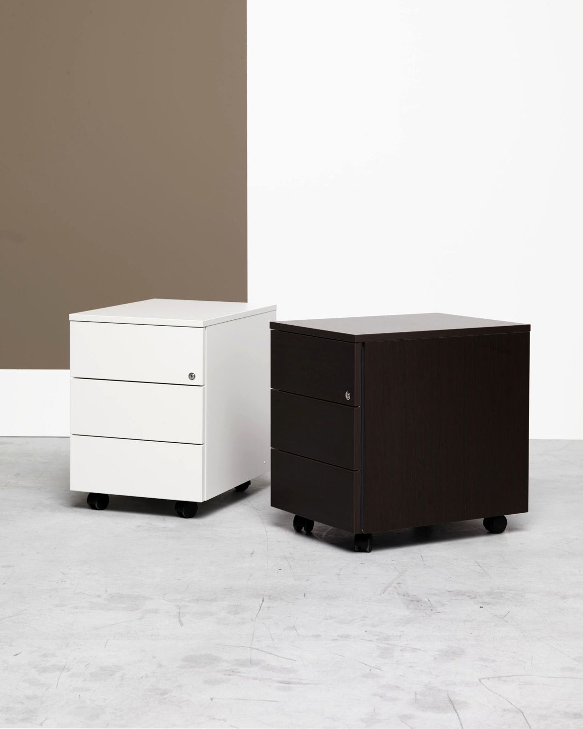Foto di due cassettiere bianca e nera collezione Unibox di Manerba Spa