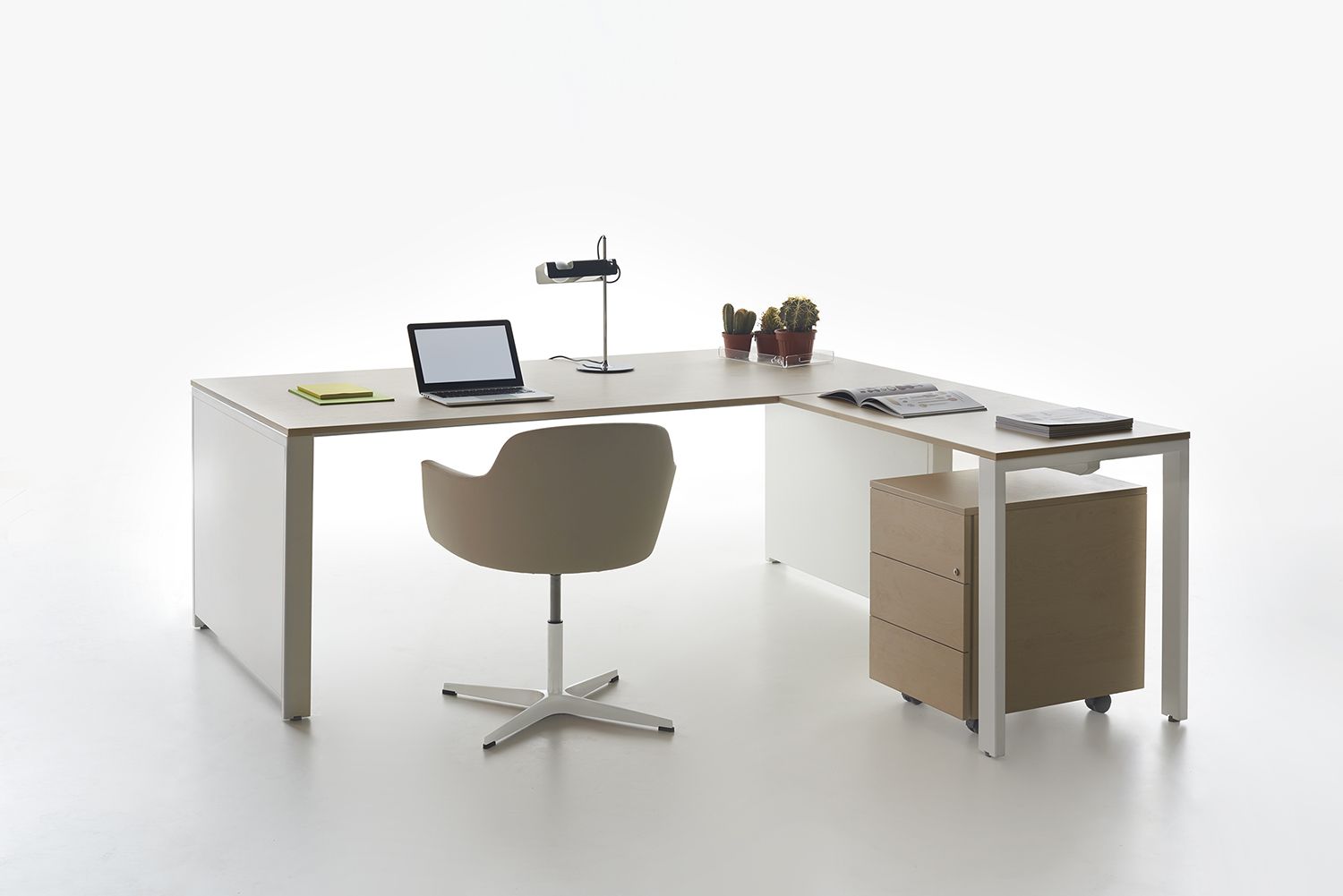Immagine di una scrivania angolare in legno sostenibile collezione You-Eco