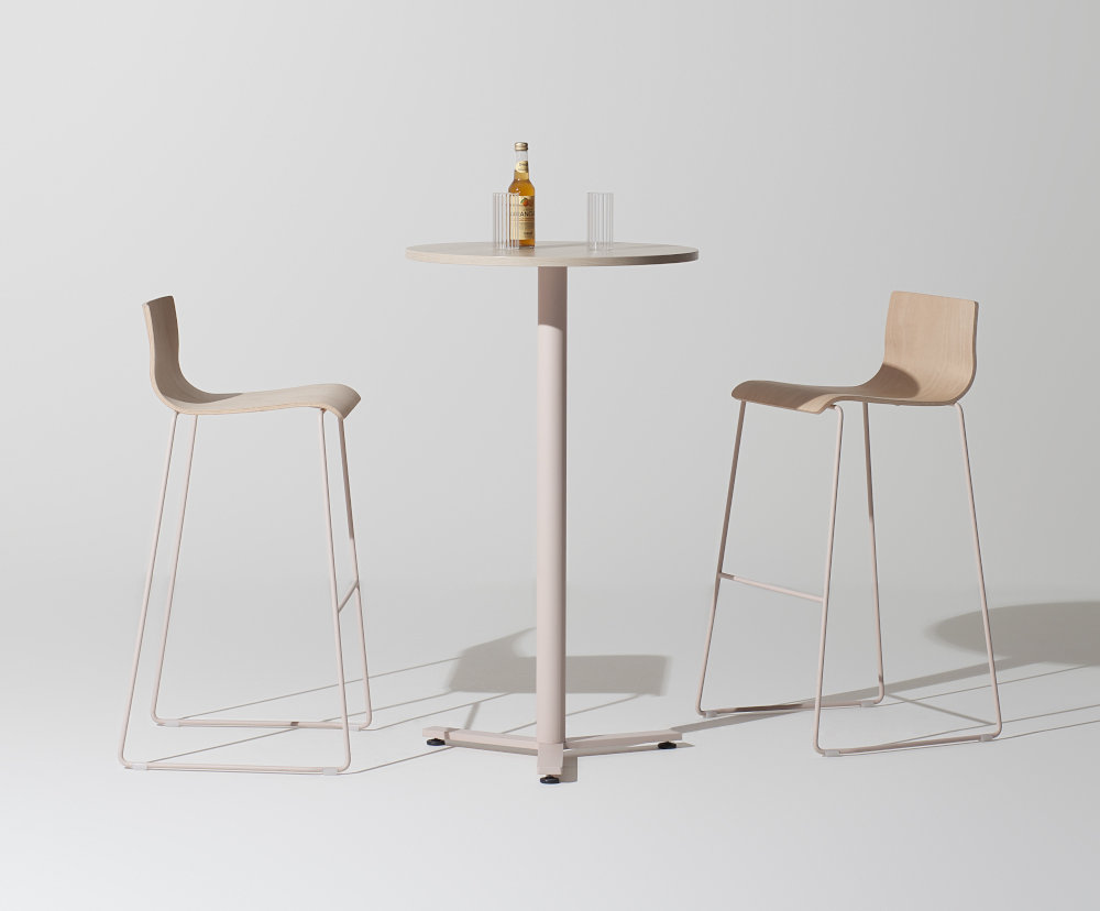 Composizione di un'area ristoro con un tavolino della collezione K-Word e due sgabelli Wood
