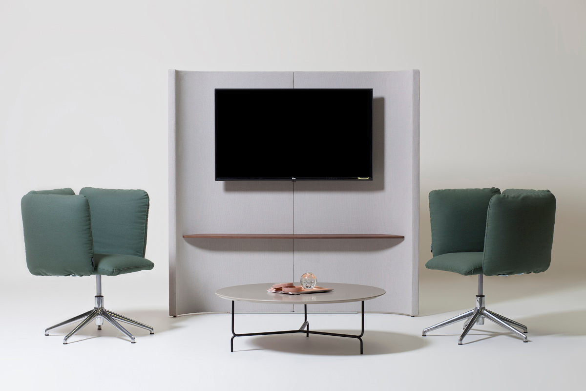 Foto del portamonitor con due poltroncine slim con base alluminio