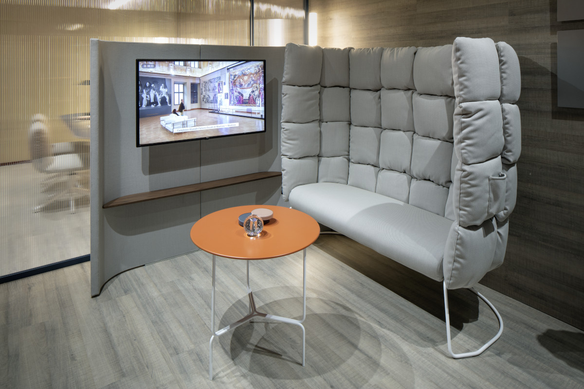 Immagine di un'area relax con tavolino Litta portamonitor e divano alto 2 posti della collezione Undecided