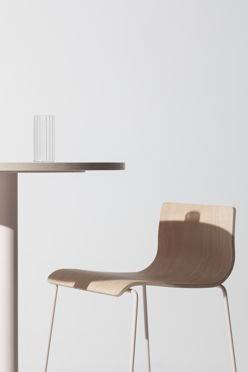 Composizione di uno sgabello Kori abbinato ad un tavolino della collezione K-Word