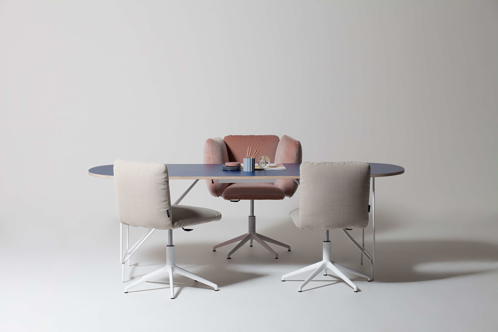 Immagine di un tavolo per uffici di design e meeting rooms