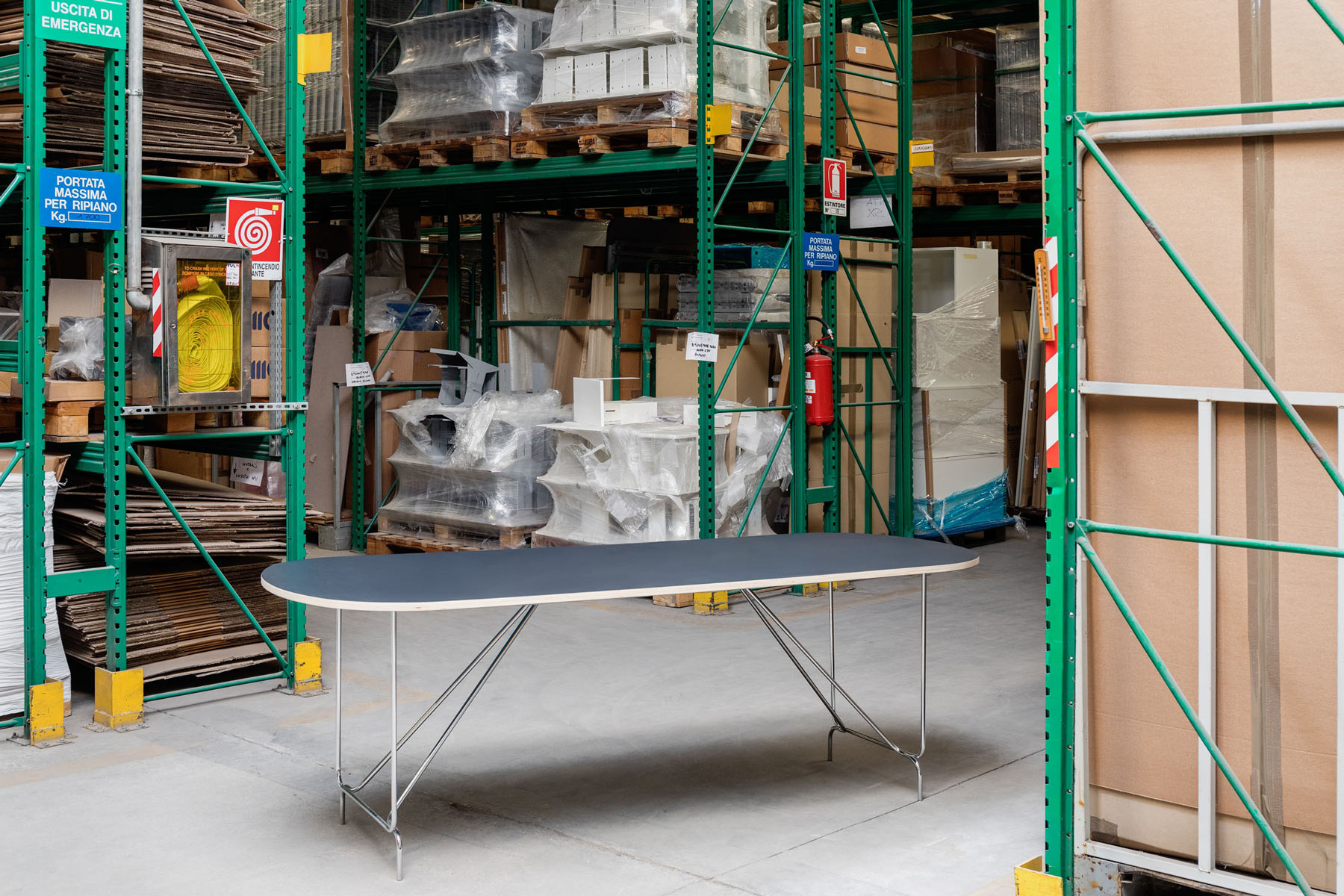 Foto di un tavolo della collezione Litta all’interno di un magazzino