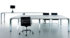 Immagine con due tavoli bianchi e in acciaio cromato per sala riunione